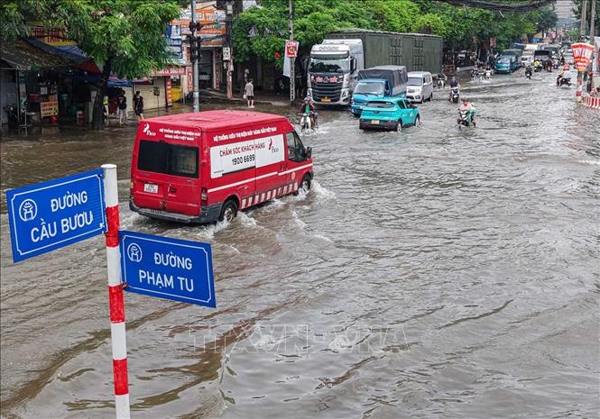 Đoạn ngã tư khu vực Cầu Bươi, Phạm Tu vẫn ngập từ 30 - 40 cm, ảnh hưởng nhiều đến việc đi lại của nhân dân. Ảnh: Hoàng Hiếu - TTXVN