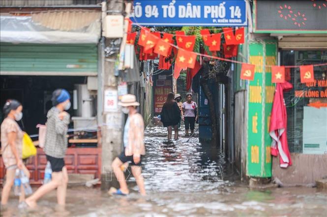 Tổ dân phố 14 phường Kiến Hưng đến trưa 8/10 vẫn chưa thoát hết nước. Ảnh: Hoàng Hiếu - TTXVN