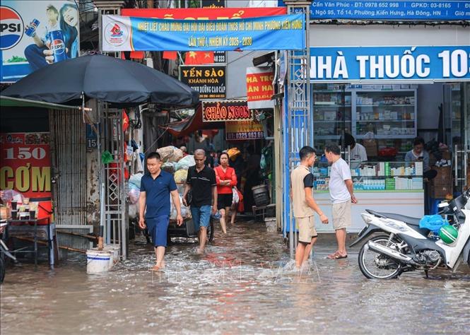 Tổ dân phố 14 phường Kiến Hưng đến trưa 8/10 vẫn bị ngập. Ảnh: Hoàng Hiếu - TTXVN