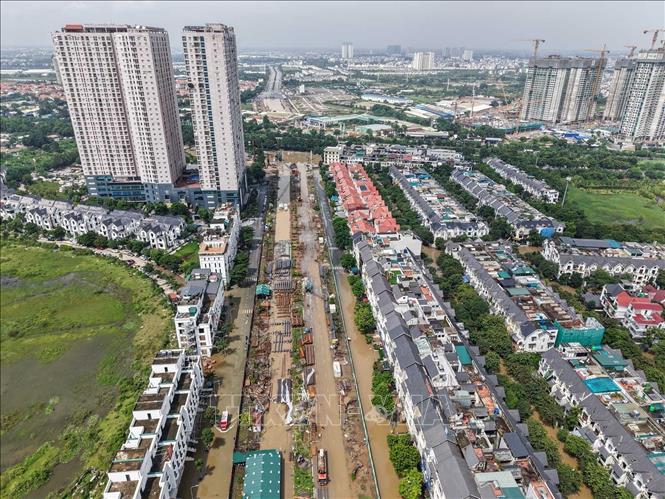 Việc đi lại vẫn khó khăn tại nhiều khu vực trong Khu đô thị An Khánh. Ảnh: Hoàng Hiếu - TTXVN