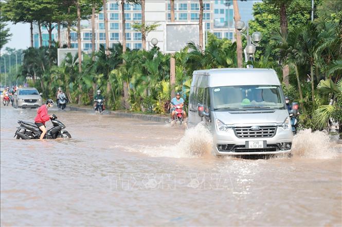 Các phương tiện lưu thông khó khăn đoạn đường Dương Đình Nghệ giao với đường Phạm Hùng. Ảnh: Lê Đông - TTXVN