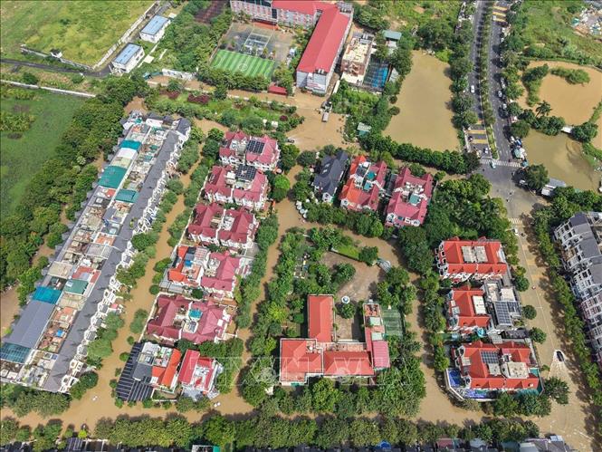 Nhiều nhà dân trong Khu đô thị An Khánh vẫn bị nước bao quanh. Ảnh: Hoàng Hiếu - TTXVN