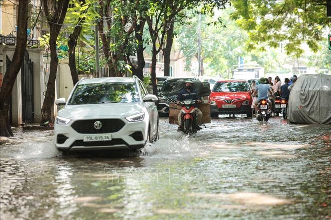 Người dân đi lại khó khăn trong Khu đô thị An Khánh. Ảnh: Hoàng Hiếu - TTXVN
