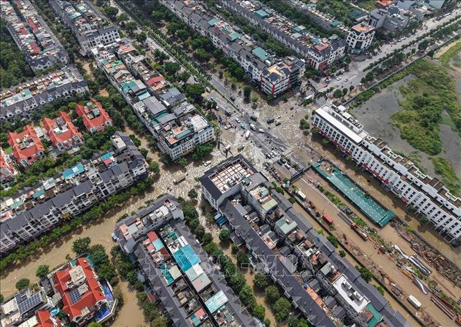 Một ngã tư ngập sâu trong Khu đô thị An Khánh. Ảnh: Hoàng Hiếu - TTXVN