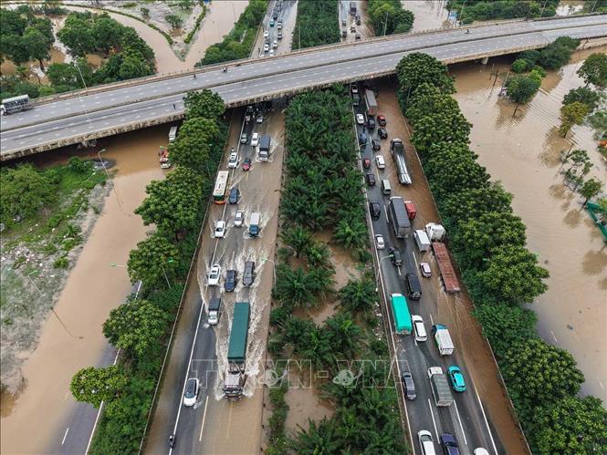 Một đoạn trên Đại lộ Thăng Long bị ngập nước. Ảnh: Hoàng Hiếu - TTXVN