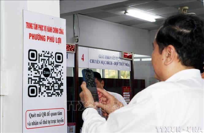 Quét mã QR giúp người dân thành phố Cần Thơ nhanh chóng trong giải quyết các thủ tục hành chính. Ảnh: Trung Hiếu – TTXVN