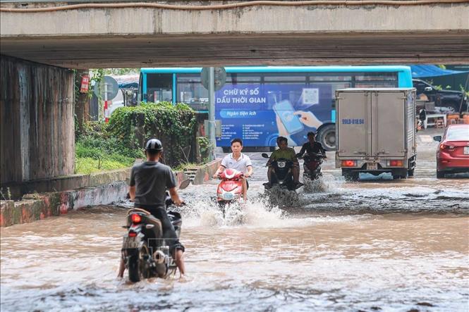 Nhiều lối hầm bên dưới Đại lộ Thăng Long bị ngập sâu, khó khăn trong việc di chuyển. Ảnh: Hoàng Hiếu - TTXVN