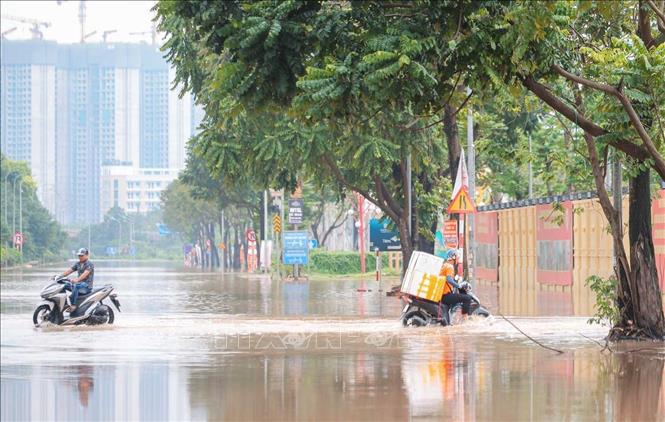 Đường xe máy trên Đại lộ Thăng Long hướng Hà Nội đi Sơn Tây bị ngập nước. Ảnh: Hoàng Hiếu - TTXVN