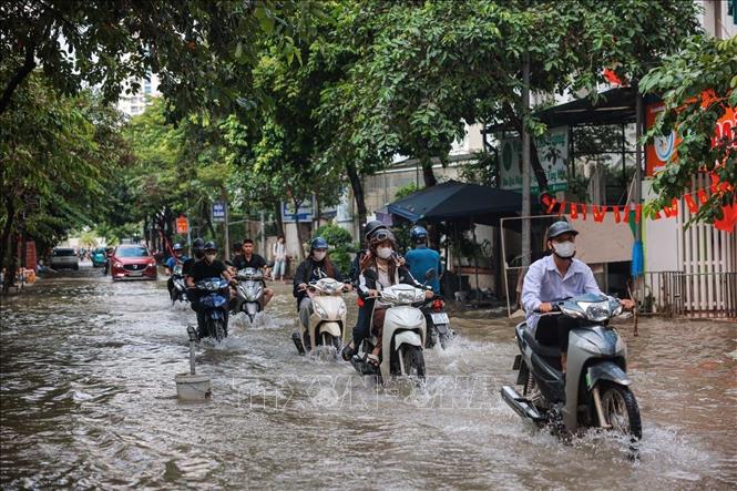 Nguời dân di chuyển khó khăn khi đi lại tại một số khu vực trong Khu đô thị An Khánh. Ảnh: Hoàng Hiếu - TTXVN