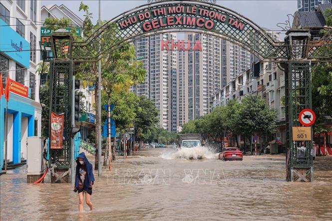 Nhiều đường trong Khu đô thị mới Lê Trọng Tấn vẫn bị ngập sâu. Ảnh: Hoàng Hiếu - TTXVN