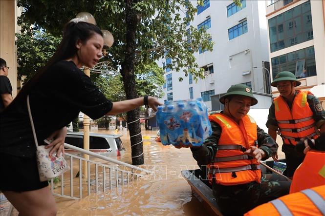Đoàn cứu hộ Quân khu 1 vận chuyển nước uống đến cho người dân bị cô lập bởi nước lũ ở phường Phan Đình Phùng, tỉnh Thái Nguyên. Ảnh: Nhật Anh - TTXVN