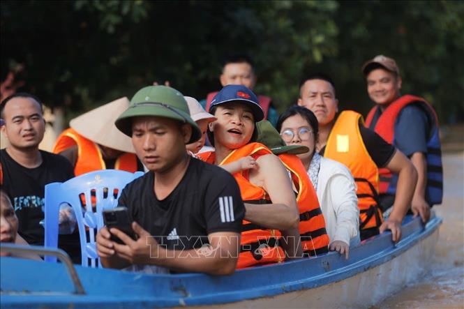 Đoàn cứu hộ Quân khu 1 giúp dân di chuyển ra khỏi khu vực bị ngập lụt ở phường Phan Đình Phùng, tỉnh Thái Nguyên. Ảnh: Nhật Anh - TTXVN