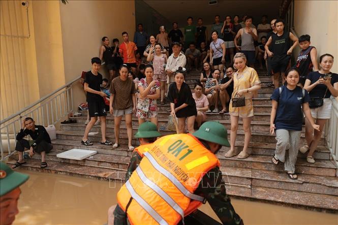 Đoàn cứu hộ Quân khu 1 tiếp cận các khu vực bị cô lập bởi nước ngập sâu tại phường Phan Đình Phùng, tỉnh Thái Nguyên để tiếp tế nước uống, đồ ăn. Ảnh: Nhật Anh - TTXVN