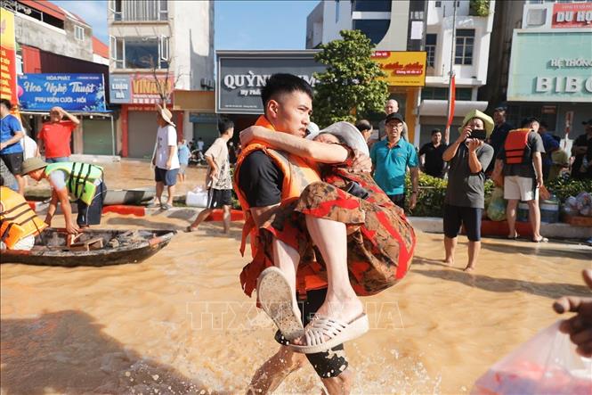 Đoàn cứu hộ Quân khu 1 đưa người cao tuổi ra khỏi khu vực bị ngập lũ ở phường Phan Đình Phùng, tỉnh Thái Nguyên. Ảnh: Nhật Anh - TTXVN