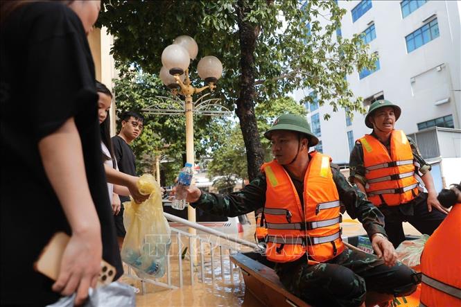 Đoàn cứu hộ Quân khu 1 vận chuyển nước uống đến cho người dân bị cô lập bởi nước lũ ở Thái Nguyên. Ảnh: Nhật Anh - TTXVN