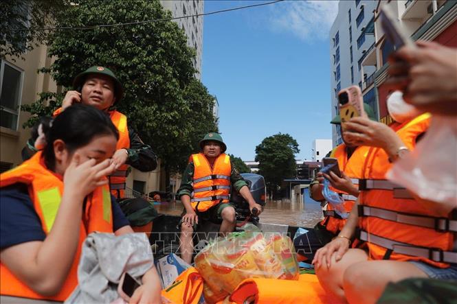 Đoàn cứu hộ Quân khu 1 giúp dân ở Thái Nguyên ra khỏi vùng bị ngập sâu do bão lũ. Ảnh: Nhật Anh - TTXVN