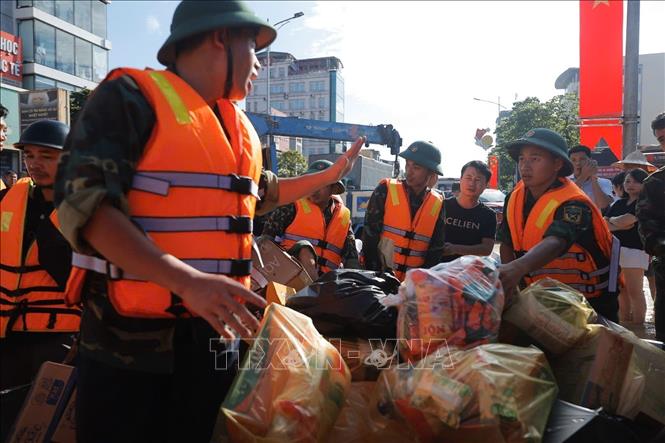 Đoàn cứu hộ Quân khu 1 triển khai vận chuyển đồ ăn, nước uống tới cho người dân khu vực bị ngập sâu ở phường Phan Đình Phùng, tỉnh Thái Nguyên. Ảnh: Nhật Anh - TTXVN
