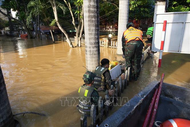 Đoàn cứu hộ Quân khu 1 tiếp cận khu vực bị ngập sâu ở phường Phan Đình Phùng, tỉnh Thái Nguyên để tiếp tế đồ ăn, nước uống. Ảnh: Phạm Tuấn Anh - TTXVN