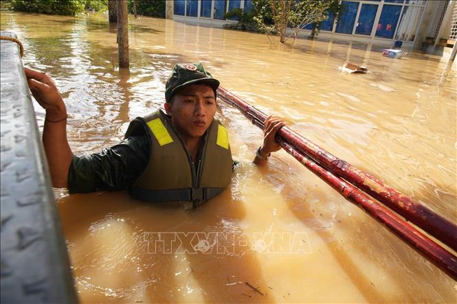Đoàn cứu hộ Quân khu 1 tiếp cận khu vực bị ngập sâu ở phường Phan Đình Phùng, tỉnh Thái Nguyên để tiếp tế đồ ăn, nước uống. Ảnh: Phạm Tuấn Anh - TTXVN