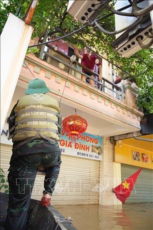 Đoàn cứu hộ Quân khu 1 tiếp cận khu vực bị ngập sâu ở phường Phan Đình Phùng, tỉnh Thái Nguyên để tiếp tế đồ ăn, nước uống. Ảnh: Phạm Tuấn Anh - TTXVN
