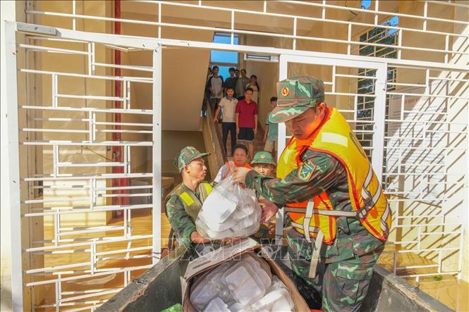 Đoàn cứu hộ Quân khu 1 tiếp cận khu vực bị ngập sâu ở phường Phan Đình Phùng, tỉnh Thái Nguyên để tiếp tế đồ ăn, nước uống. Ảnh: Phạm Tuấn Anh - TTXVN