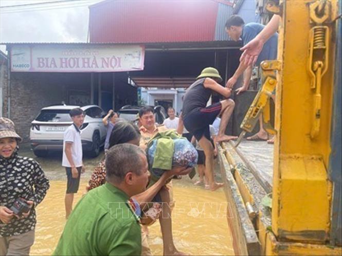 Chính quyền xã Trung Giã phối hợp lực lượng Công an, Quân đội hỗ trợ người dân vùng ngập lụt di dời đến nơi an toàn sáng 8/10/2025. Ảnh: TTXVN phát