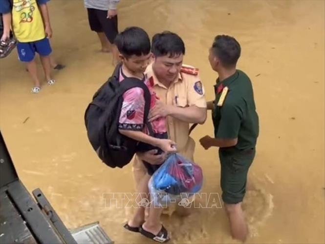 15 hộ dân với 50 người tại thôn An Lạc, xã Trung Giã (Hà Nội) được sơ tán đến nơi an toàn. Ảnh: TTXVN phát