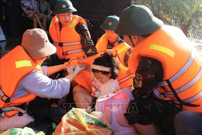 Đoàn cứu hộ Quân khu 1 giúp dân di chuyển ra khỏi khu vực bị ngập sâu ở phường Phan Đình Phùng, tỉnh Thái Nguyên. Ảnh: Minh Quyết - TTXVN