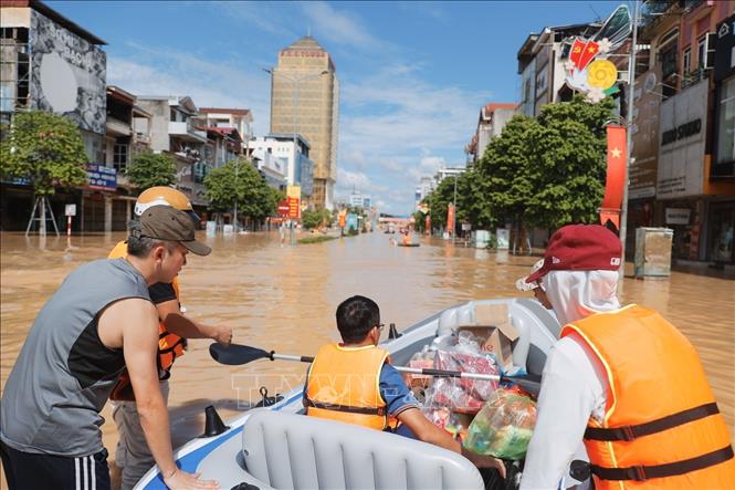 Đoàn cứu hộ Quân khu 1 vận chuyển đồ ăn, nước uống cho người dân khu vực bị ngập sâu ở phường Phan Đình Phùng, tỉnh Thái Nguyên. Ảnh: Minh Quyết - TTXVN