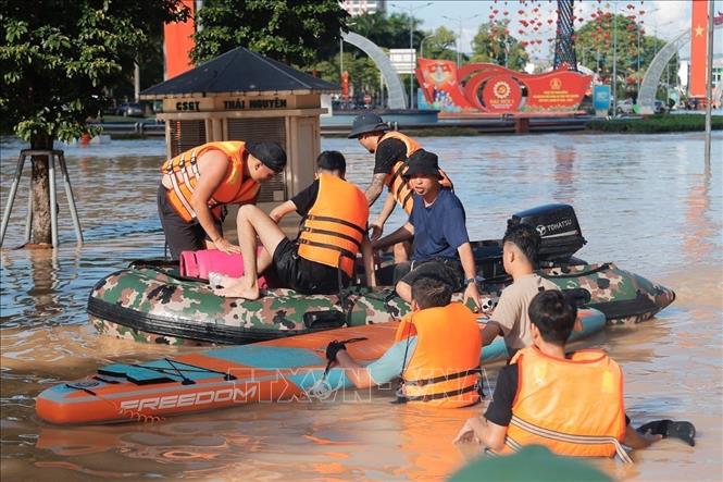 Đoàn cứu hộ Quân khu 1 giúp dân di chuyển ra khỏi khu vực bị ngập sâu ở phường Phan Đình Phùng, tỉnh Thái Nguyên. Ảnh: Minh Quyết - TTXVN