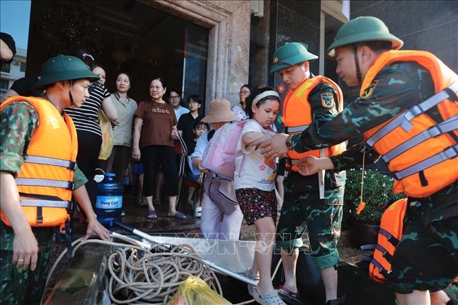 Đoàn cứu hộ Quân khu 1 giúp dân di chuyển ra khỏi khu vực bị ngập sâu ở phường Phan Đình Phùng, tỉnh Thái Nguyên. Ảnh: Minh Quyết - TTXVN