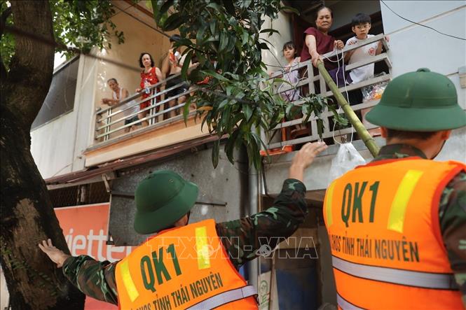 Đoàn cứu hộ Quân khu 1 vận chuyển đồ ăn, nước uống cho người dân khu vực bị ngập sâu ở phường Phan Đình Phùng, tỉnh Thái Nguyên. Ảnh: Minh Quyết - TTXVN