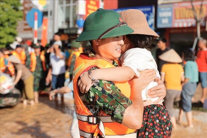 Đoàn cứu hộ Quân khu 1 giúp dân di chuyển ra khỏi khu vực bị ngập sâu ở phường Phan Đình Phùng, tỉnh Thái Nguyên. Ảnh: Minh Quyết - TTXVN