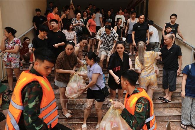 Đoàn cứu hộ Quân khu 1 vận chuyển đồ ăn, nước uống cho người dân khu vực bị ngập sâu ở phường Phan Đình Phùng, tỉnh Thái Nguyên. Ảnh: Minh Quyết - TTXVN