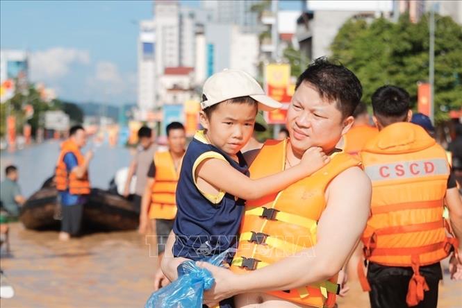 Đoàn cứu hộ Quân khu 1 giúp dân di chuyển ra khỏi khu vực bị ngập sâu ở phường Phan Đình Phùng, tỉnh Thái Nguyên. Ảnh: Minh Quyết - TTXVN