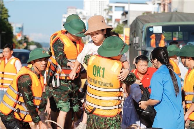 Đoàn cứu hộ Quân khu 1 giúp dân di chuyển ra khỏi khu vực bị ngập sâu ở phường Phan Đình Phùng, tỉnh Thái Nguyên. Ảnh: Minh Quyết - TTXVN