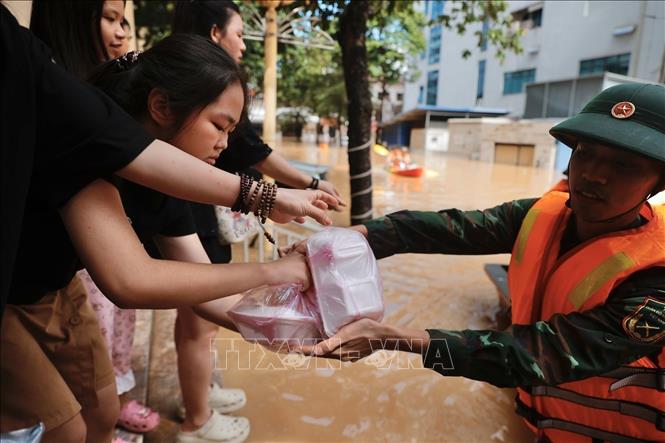 Đoàn cứu hộ Quân khu 1 vận chuyển đồ ăn, nước uống cho người dân khu vực bị ngập sâu ở phường Phan Đình Phùng, tỉnh Thái Nguyên. Ảnh: Minh Quyết - TTXVN
