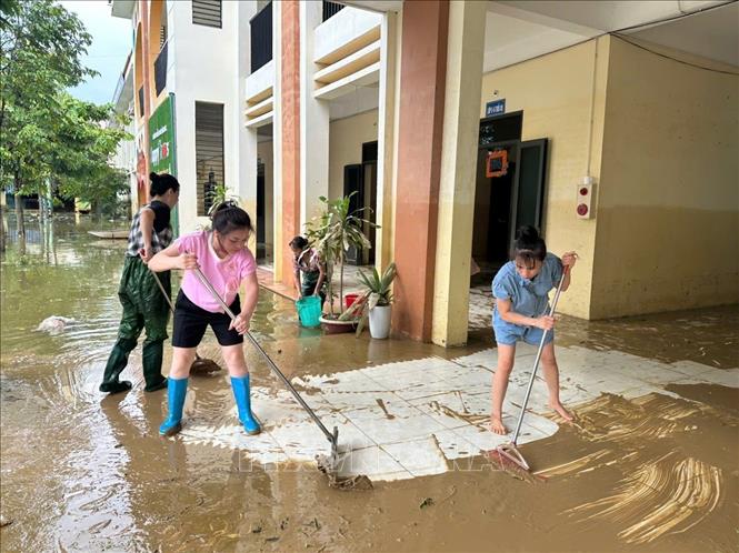Dọn dẹp vệ sinh môi trường sau khi nước rút tại một trường học ở phường Vân Hà, tỉnh Bắc Ninh. Ảnh: TTXVN phát

