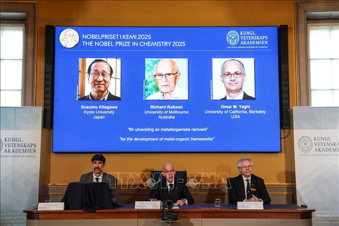 Chân dung các nhà khoa học đoạt giải Nobel Hóa học năm 2025 (trên màn hình, từ trái sang): Susumu Kitagawa, Richard Robson và Omar M. Yaghi. Ảnh: THX/TTXVN