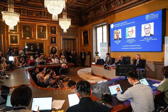 Lễ công bố giải Nobel Hóa học năm 2025 tại Stockholm, Thụy Điển, ngày 8/10/2025. Ảnh: THX/TTXVN