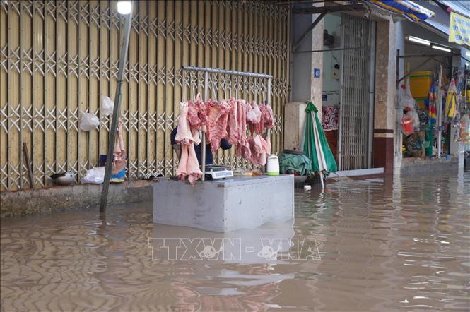 Nước ngập sâu khiến khu vực chợ Bình Thủy vắng hoe ngày 8/10. Ảnh: Thanh Liêm - TTXVN