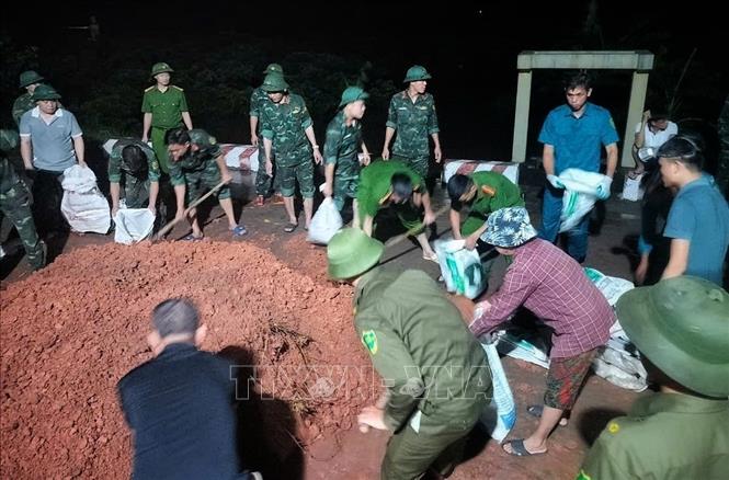 Military forces join hand in reinforcing river embankment in Phuc Hoa commune, Bac Ninh province. VNA/Photo by courtesy
