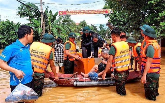 Military forces help evacuate people in Bo Ha commune, Bac Ninh province. VNA/Photo by courtesy