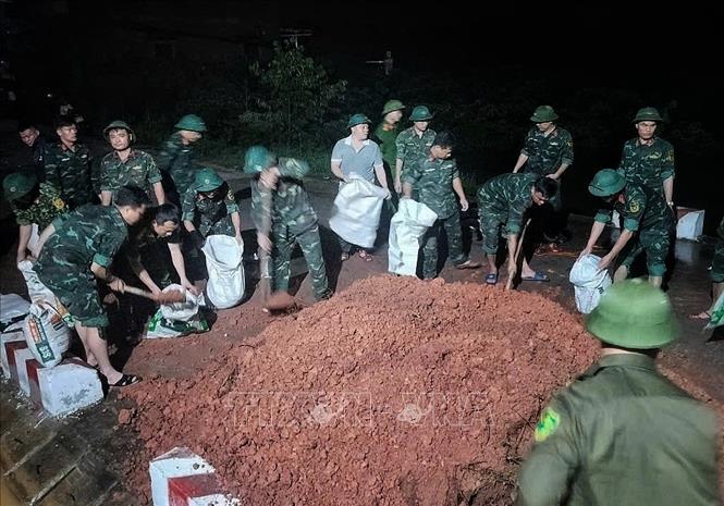 Military forces join hand in reinforcing river embankment in Phuc Hoa commune, Bac Ninh province. VNA/Photo by courtesy