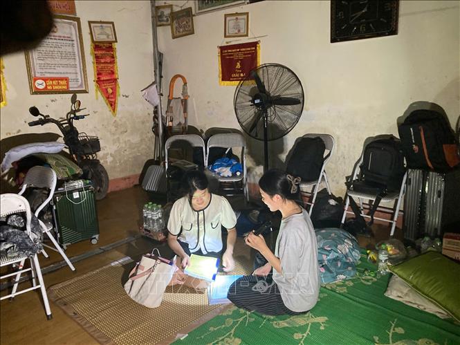 Sinh viên bị ngập phòng trọ được chủ nhà trọ hỗ trợ nơi ở. Ảnh: Thắng Trung - TTXVN