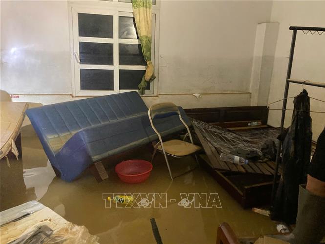 Nước lũ về nhanh, phòng trọ bị ngập lụt, sinh viên khó khăn về chỗ ở. Ảnh: Thắng Trung - TTXVN