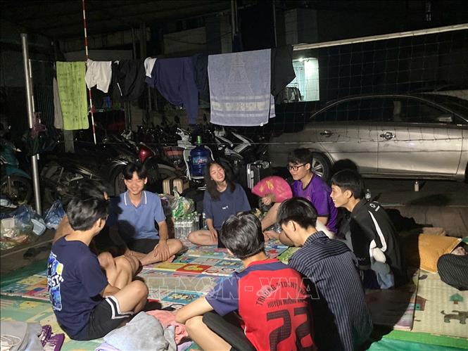 Sinh viên khu nhà trọ bị ngập nước được chính quyền bố trí chỗ ở tại Nhà văn hóa. Ảnh: Thắng Trung - TTXVN