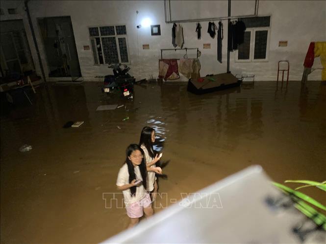 Khu nhà trọ ở phường Phan Đình Phùng ngập nước. Ảnh: Thắng Trung - TTXVN