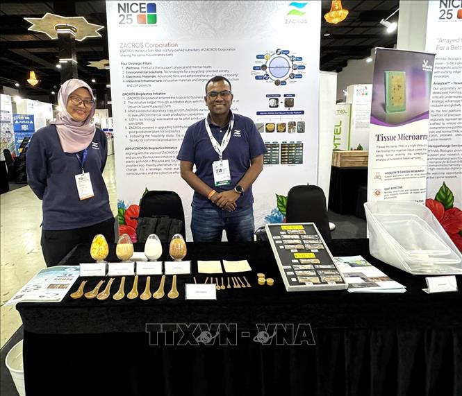 Giới thiệu sáng kiến nhựa sinh học của công ty Zacros Malaysia tại triển lãm. Ảnh: Viên Luyến – PV TTXVN tại Malaysia.
