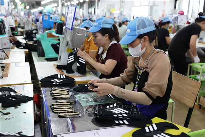 Production of the 100% Taiwanese-invested Alivia Vietnam Footwear Co. Ltd at the Van Ha industrial cluster in the central province of Thanh Hoa. VNA Photo: Vũ Sinh